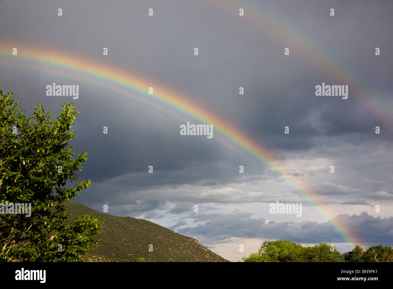 Rainbow sopra il piccolo paese di montagna di salida, Colorado, STATI UNITI D'AMERICA Foto Stock