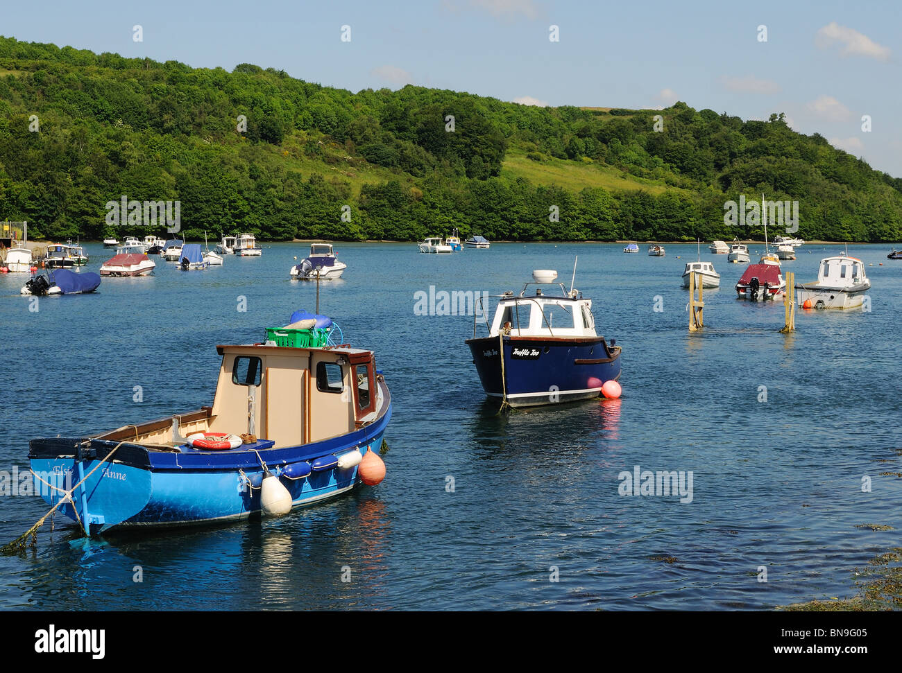 Barche ormeggiate nel fiume a Looe, Cornwall, Regno Unito Foto Stock
