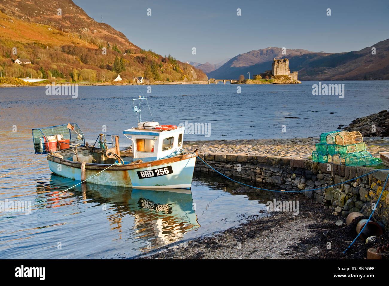 La pesca locale Boat & Eilean Donan Castle e Loch Duich, Highlands scozzesi, Scotland, Regno Unito Foto Stock
