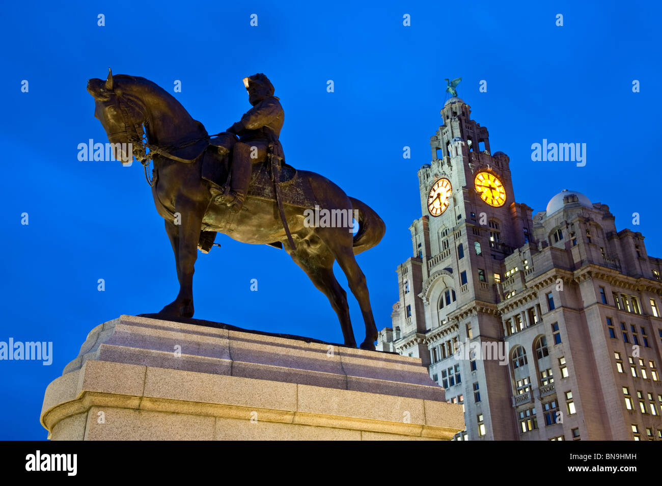Il re Edoardo VII monumento & Liver Building di notte, Pier Head, Liverpool, Merseyside England, Regno Unito Foto Stock