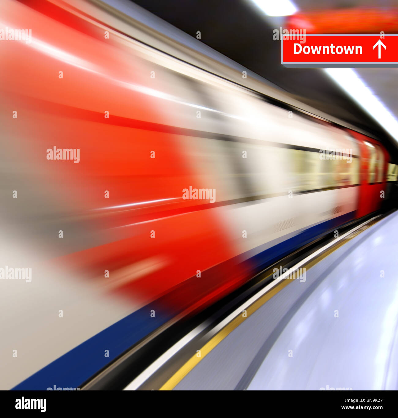 Sullo sfondo di un treno ad alta velocità con motion blur outdoor Foto Stock