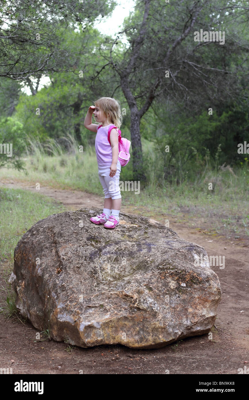 Explorer bambina Forest park ricerca la mano in fronte Foto Stock