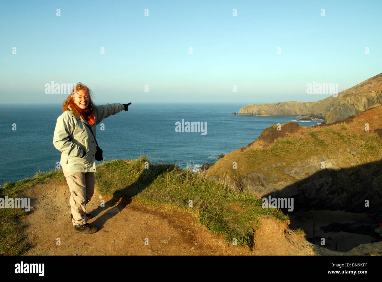 Ceredigion sentiero costiero vicino Llangranog con la donna rivolta verso l. Foto Stock