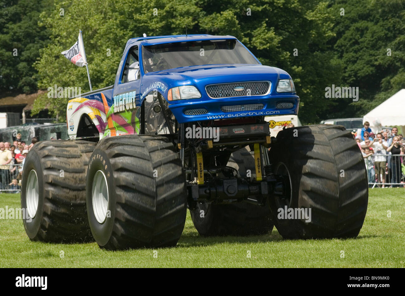 Suv con ruote grandi immagini e fotografie stock ad alta risoluzione - Alamy