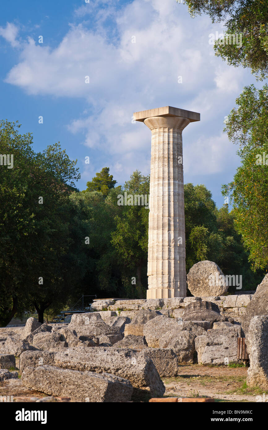 Un re-eresse la colonna del Tempio di Zeus ad Olimpia, ca. 460 BC. Foto Stock