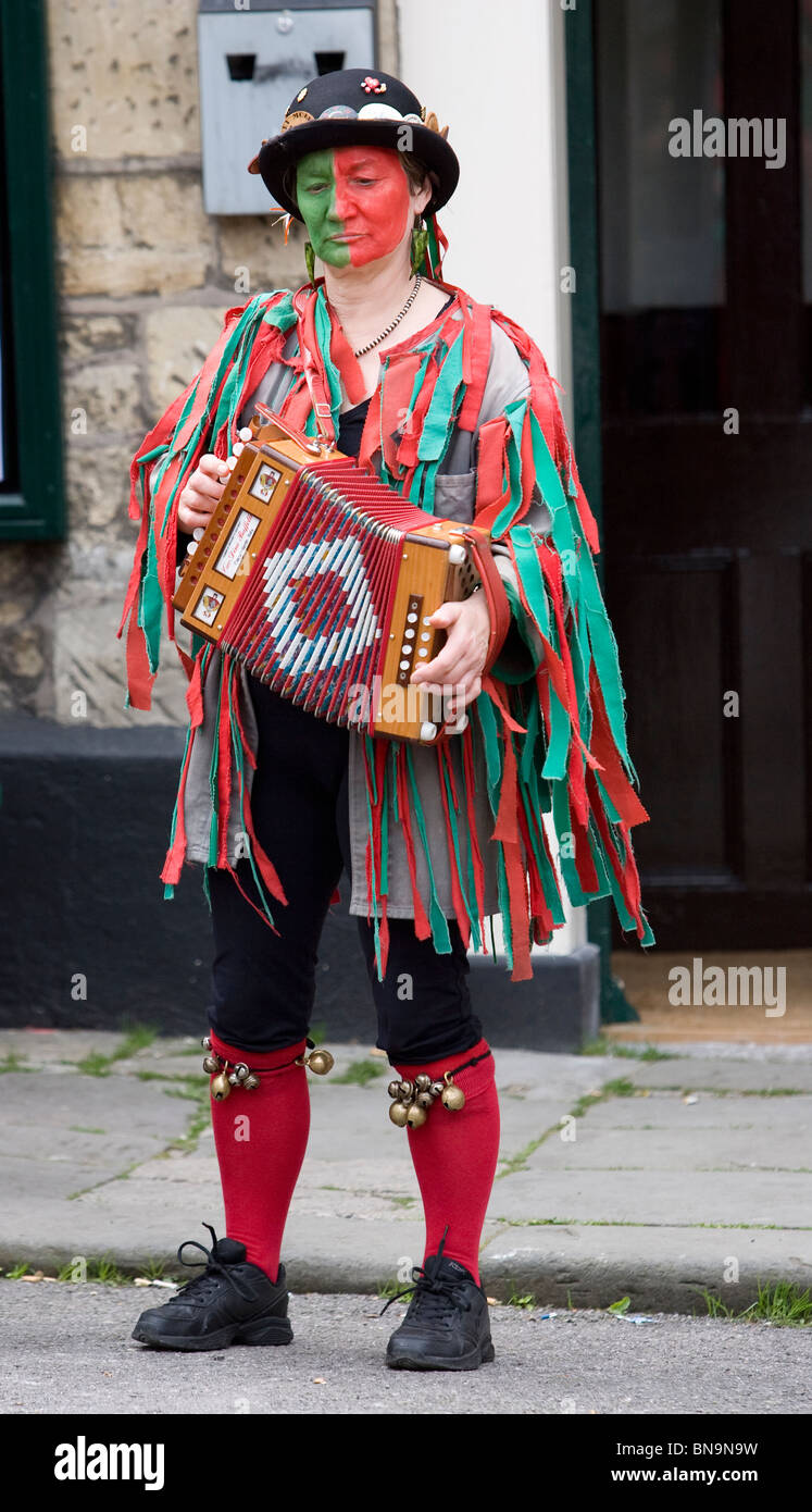 Femmina ballerino morris suonando la fisarmonica durante un festival di musica popolare in Chippenham Wiltshire England Regno Unito. Foto Stock