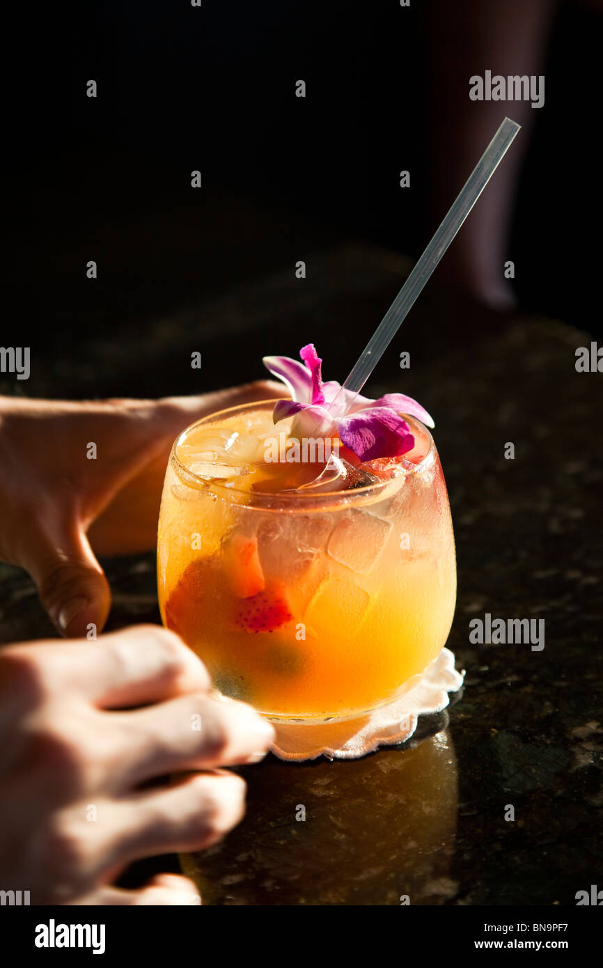 Ananas Fresco & Berry Cobbler Tropical Drink al Four Seasons Resort di Maui, Hawaii Foto Stock