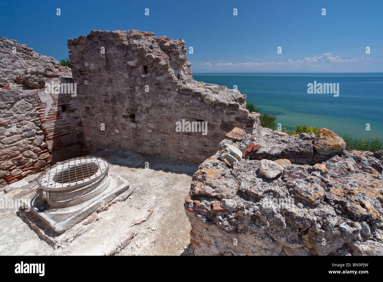 Una bizantina ben nelle rovine di antiche Pydna. Foto Stock