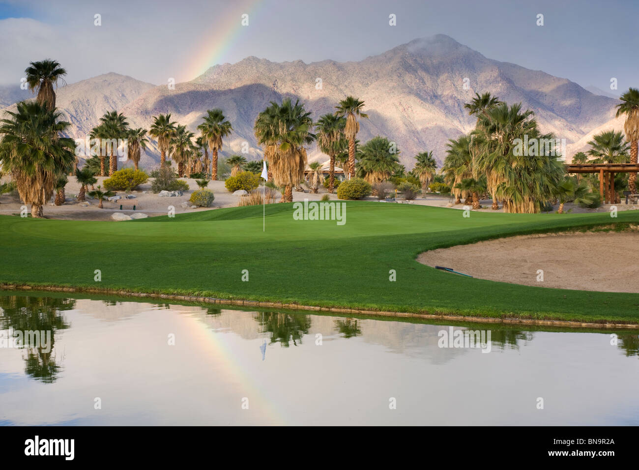 Un arcobaleno a molle a Borrego RV Resort e il Campo da Golf, Borrego Springs, California. Foto Stock
