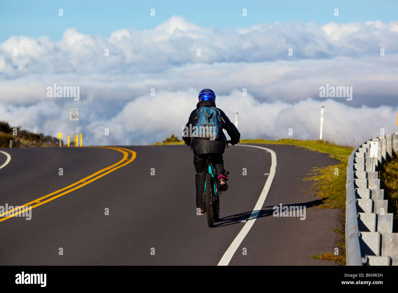 In bicicletta lungo il Cratere Haleakala, Maui, Hawaii Foto Stock