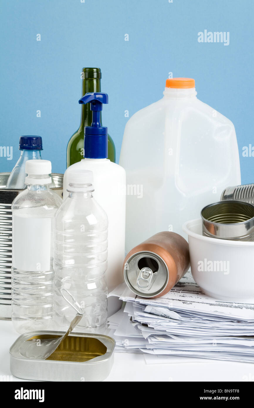 La bottiglia di plastica può, della carta e del vetro, il concetto di riciclaggio Foto Stock