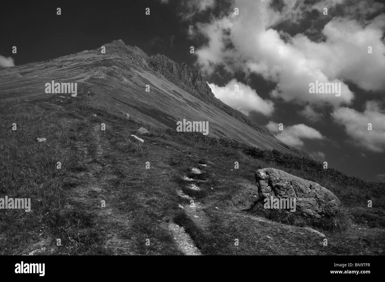 Visualizzazione monocromatica della nuca falesie sul grande timpano dal martello Neese nel distretto del Lago Foto Stock