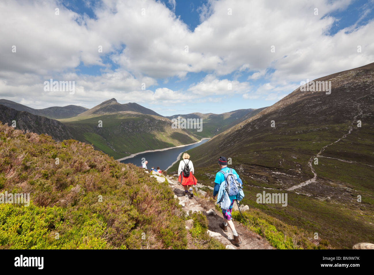 Gli escursionisti scendendo Slieve Binian, Mourne Mountains, County Down, Irlanda del Nord, Regno Unito Foto Stock