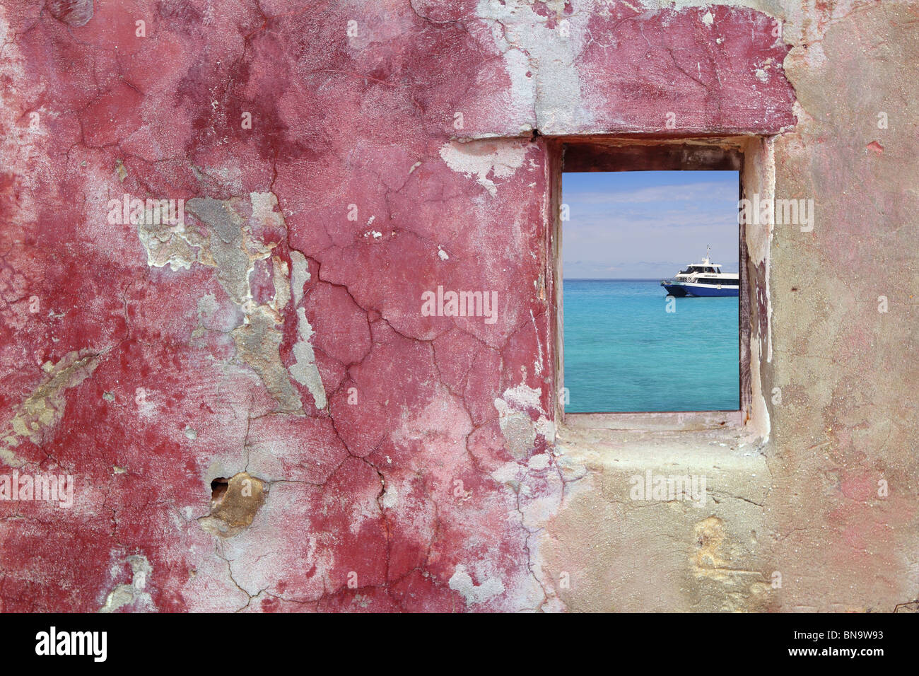 Grunge rosa rosso parete finestra di legno tropicale mare turchese vista in barca Foto Stock