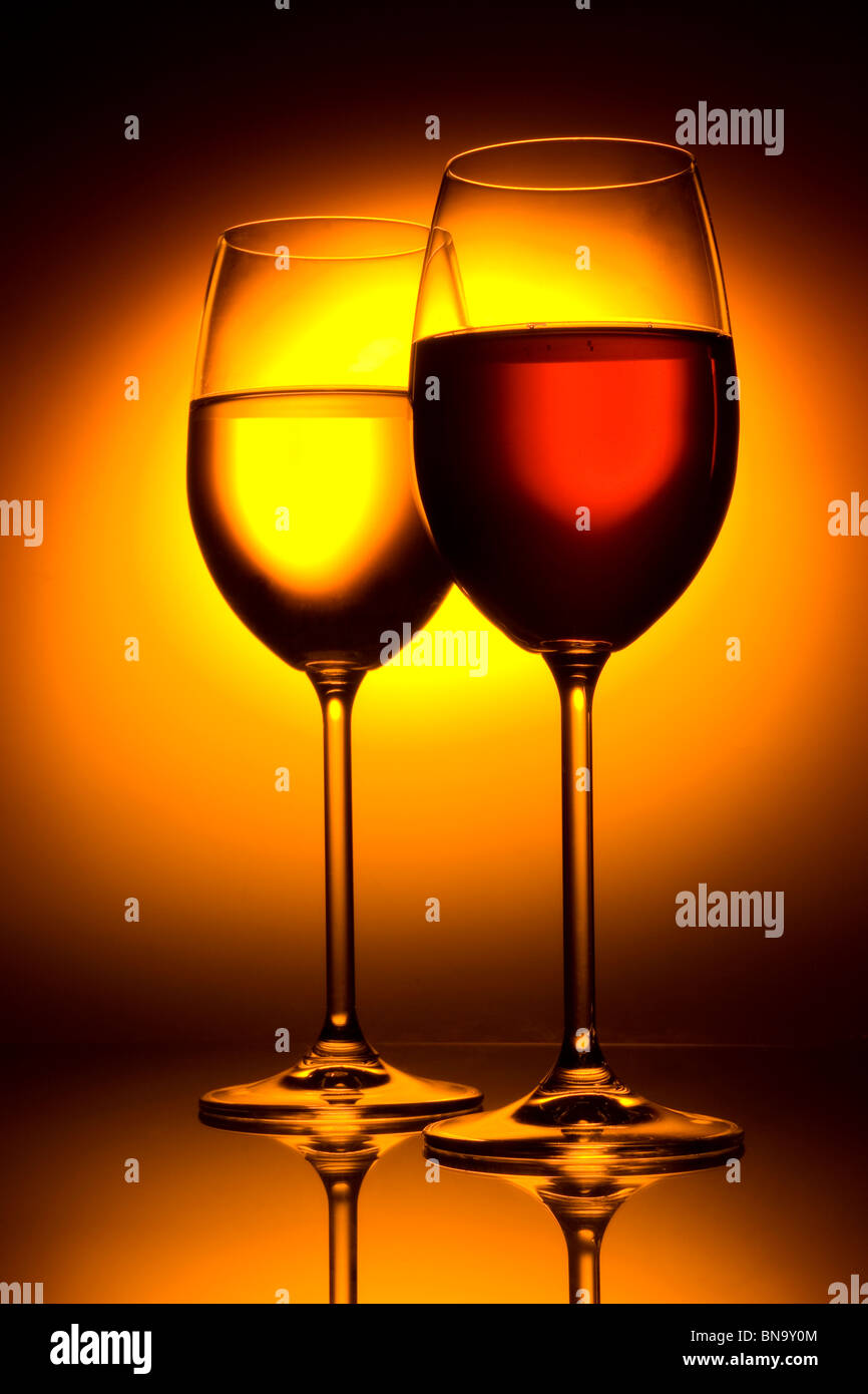 Vino bianco e vino rosso in ambiente atmosferico Foto Stock