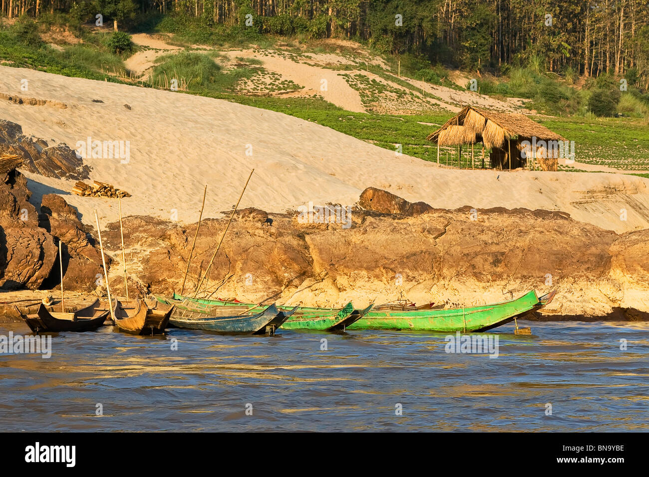 Barche di pescatori locali sul fiume Mekong in Laos Foto Stock