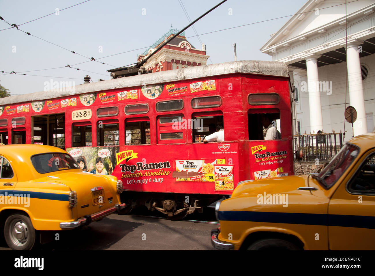 Una fermata del tram e taxi ambasciatore presso 'BBD Bagh' in Kolkata (Calcutta), West Bengal, India. Foto Stock