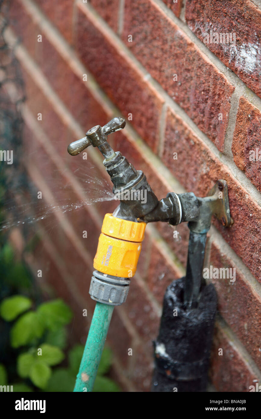 Un esterno perde tocca causando la mancanza di acqua che potrebbe portare a un divieto di tubo flessibile Foto Stock