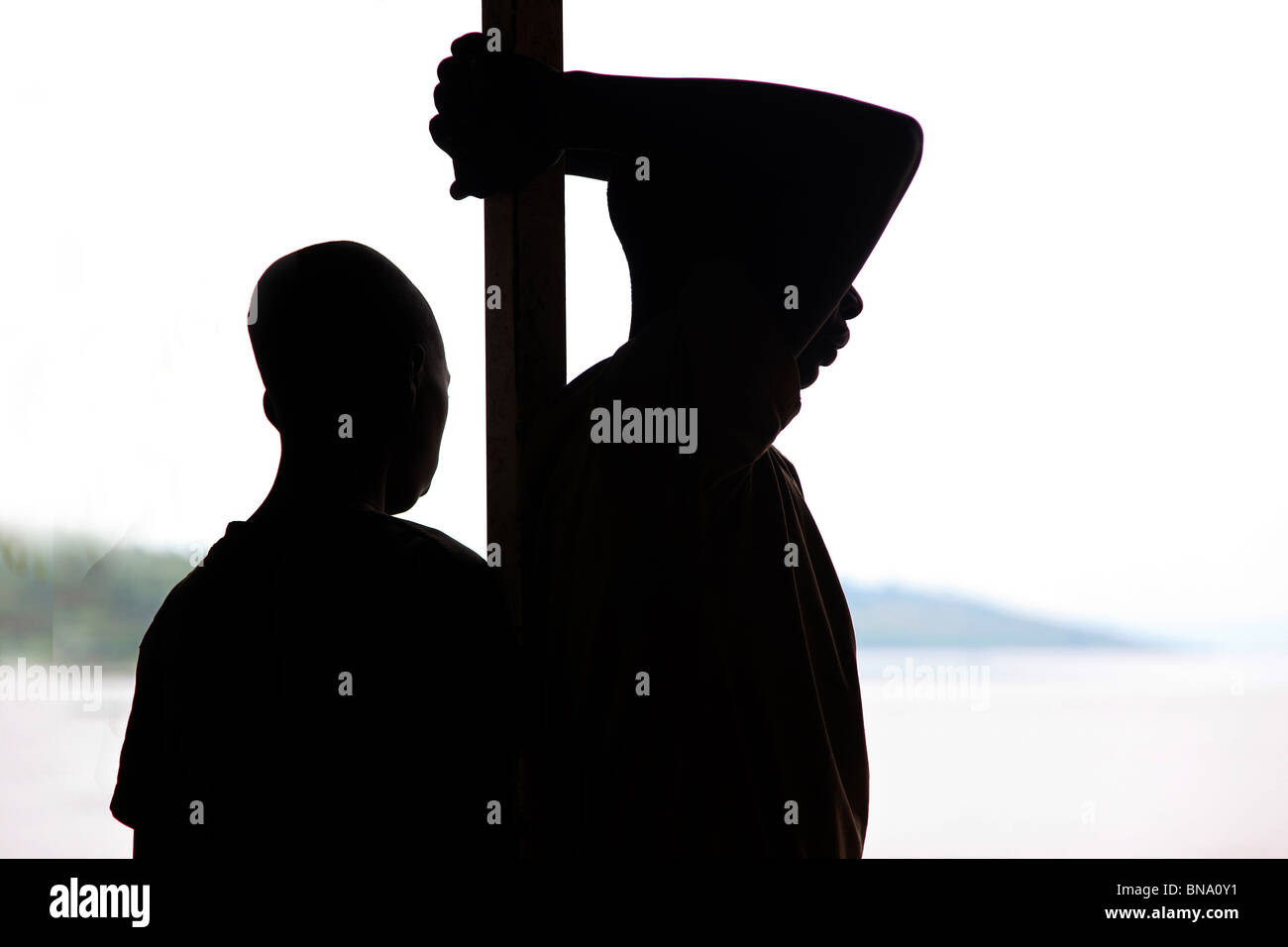 Silhouette di ragazzi africani Foto Stock