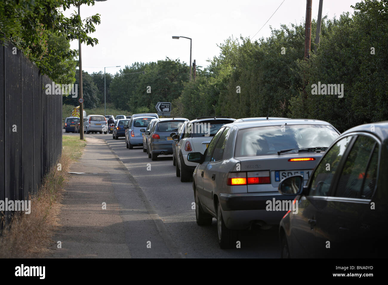 Inceppamento di traffico lungo la strada Hurst, Walton on Thames. Foto Stock