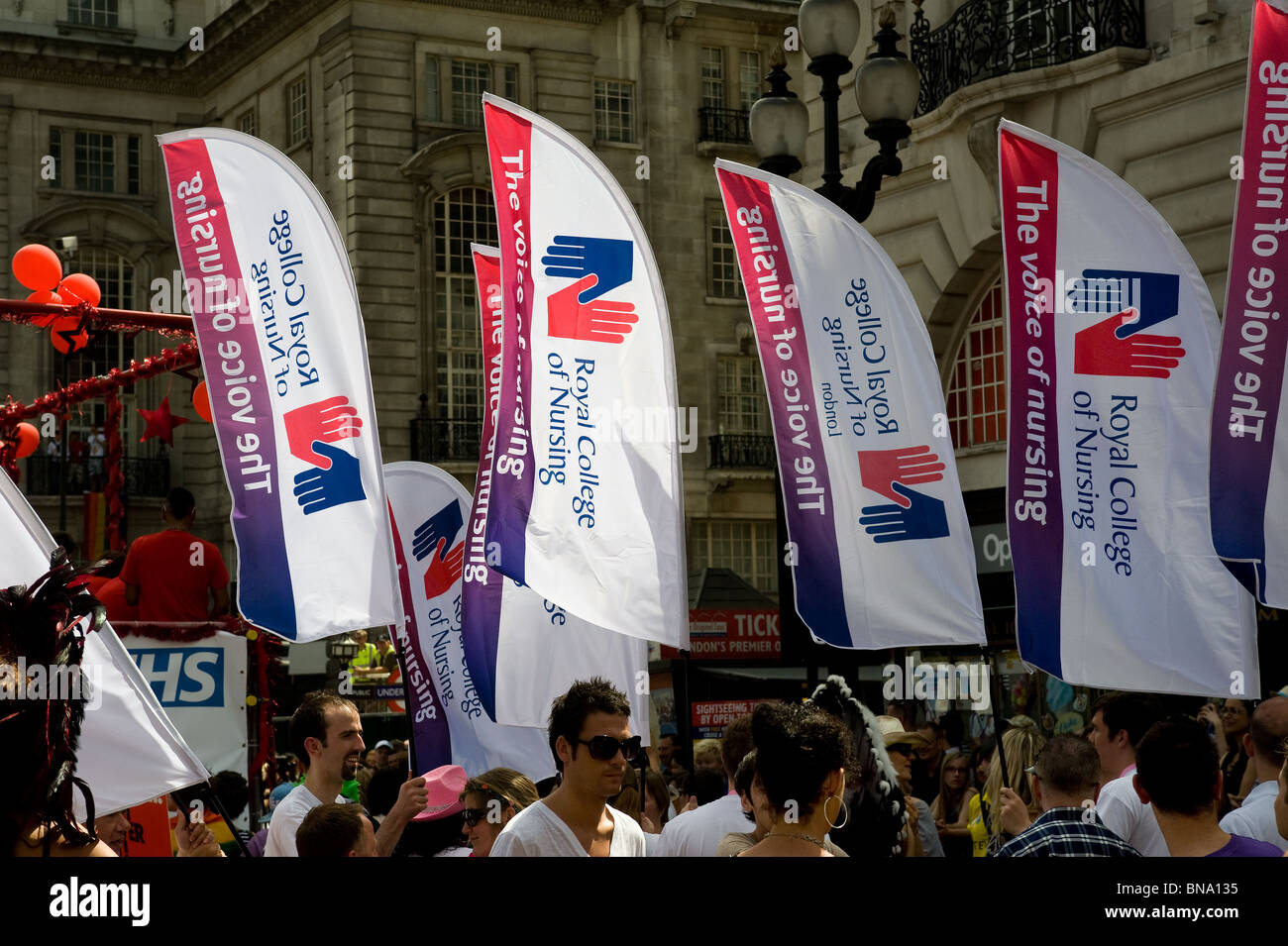 Banner del Royal College of Nursing essendo portato durante il mese di marzo a Londra. Foto Stock