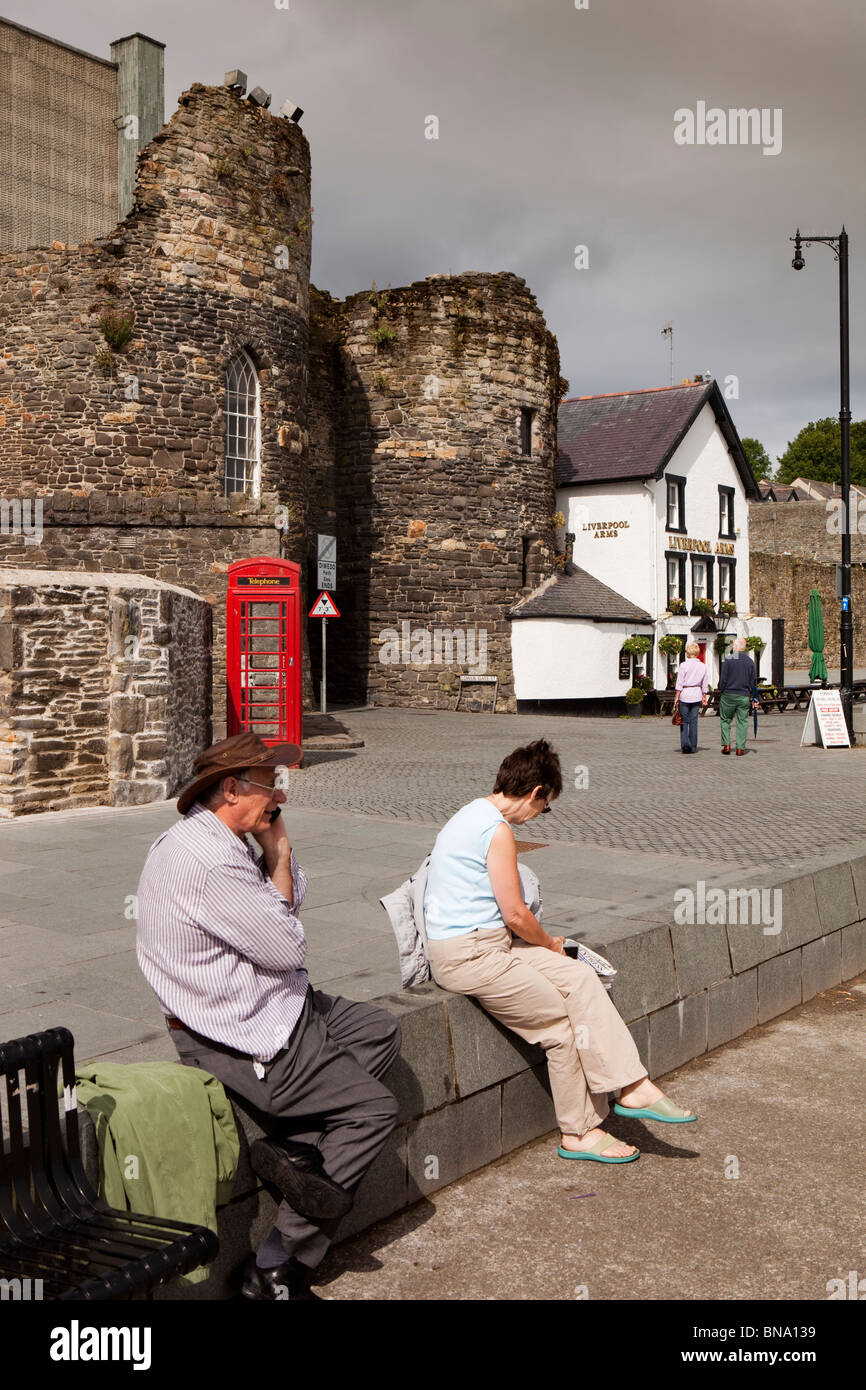 Il Galles, Gwynedd, Conway, parte inferiore porta i visitatori in sat sun sulla banchina Foto Stock
