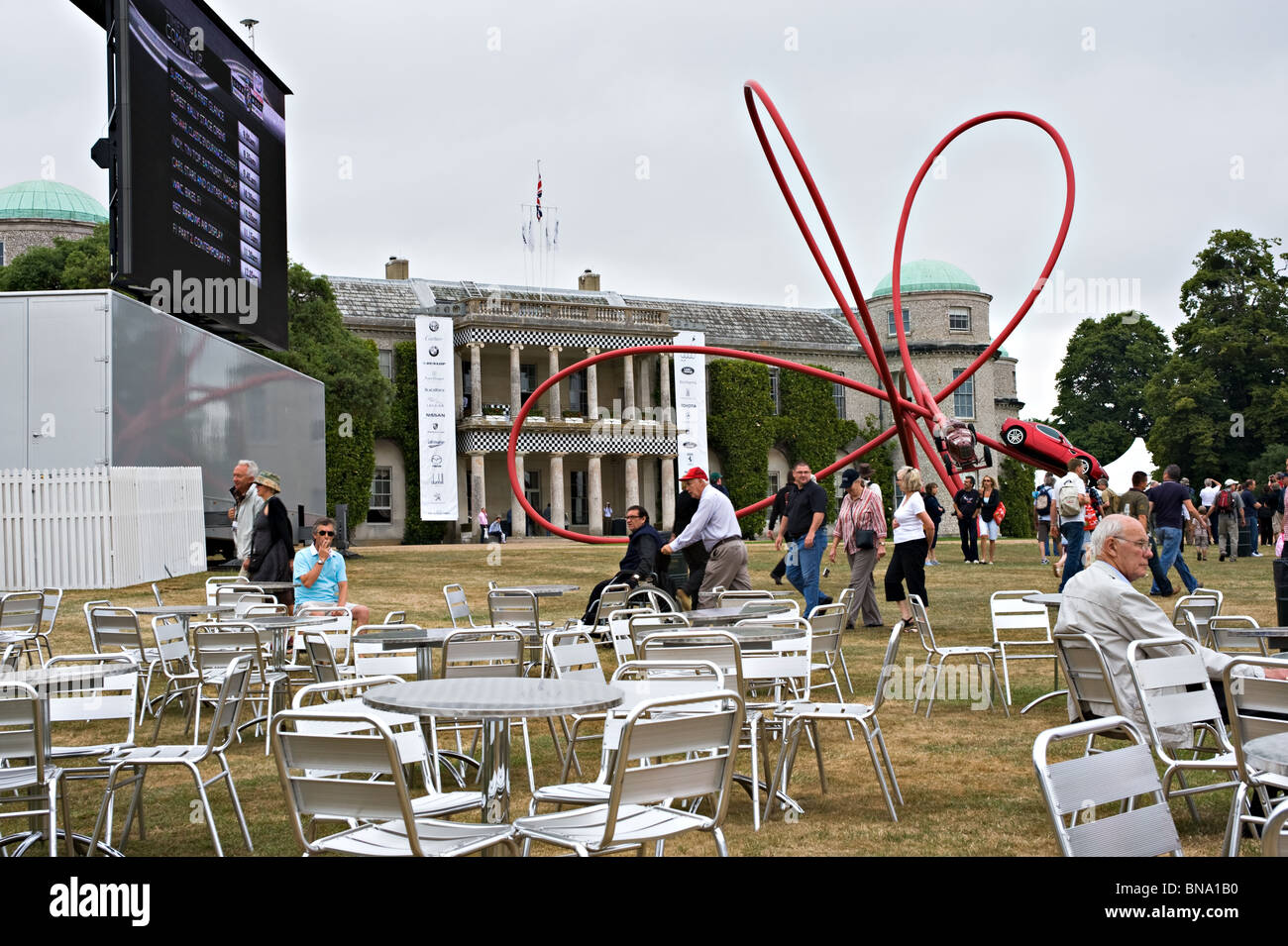 Goodwood House con area hospitality,tavoli e sedie a Goodwood Festival della Velocità di West Sussex England Regno Unito Regno Unito Foto Stock