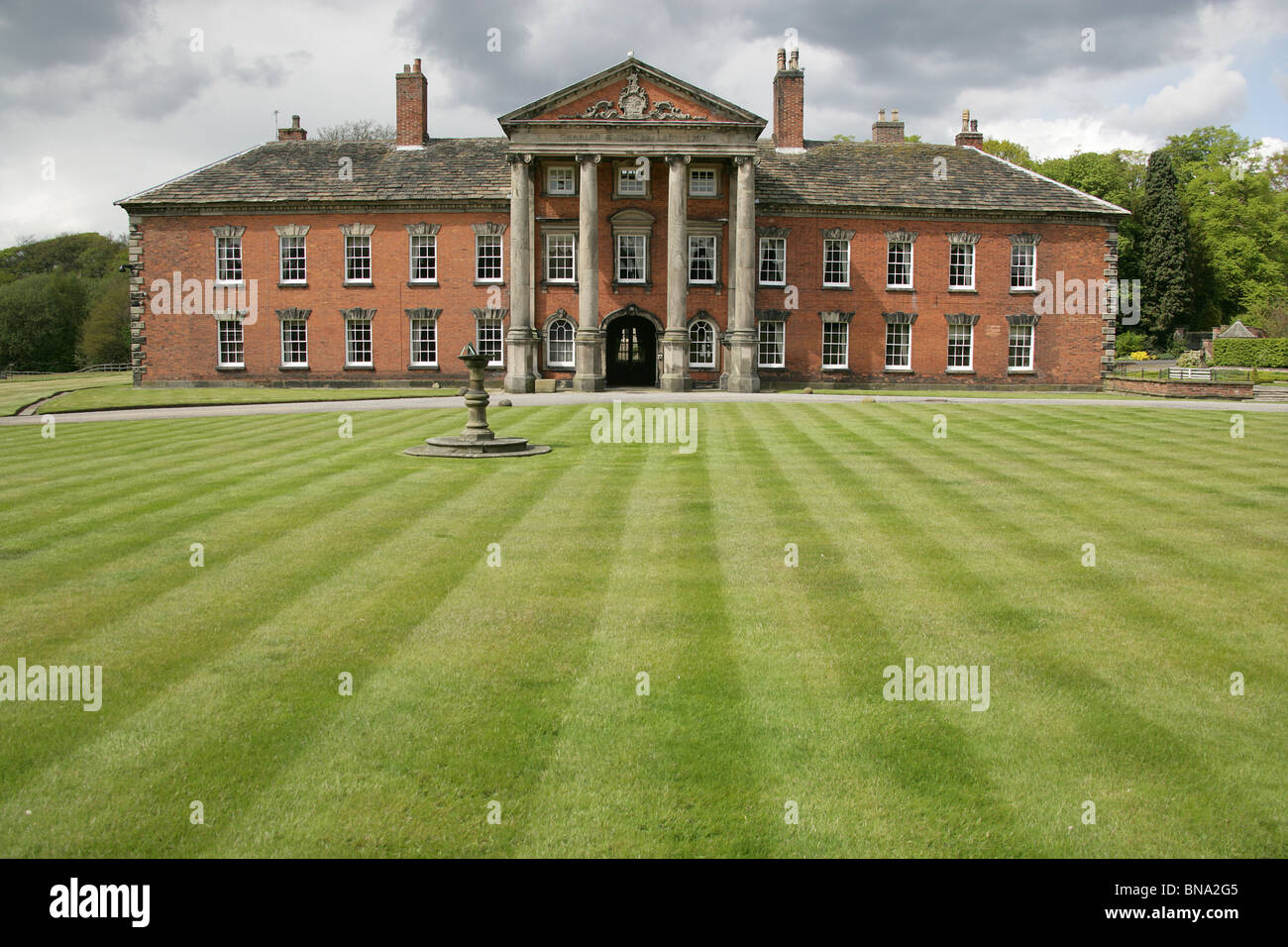 Adlington Hall & Gardens, Inghilterra. Il prato e il fronte sud esterno georgiana di Adlington Hall. Foto Stock