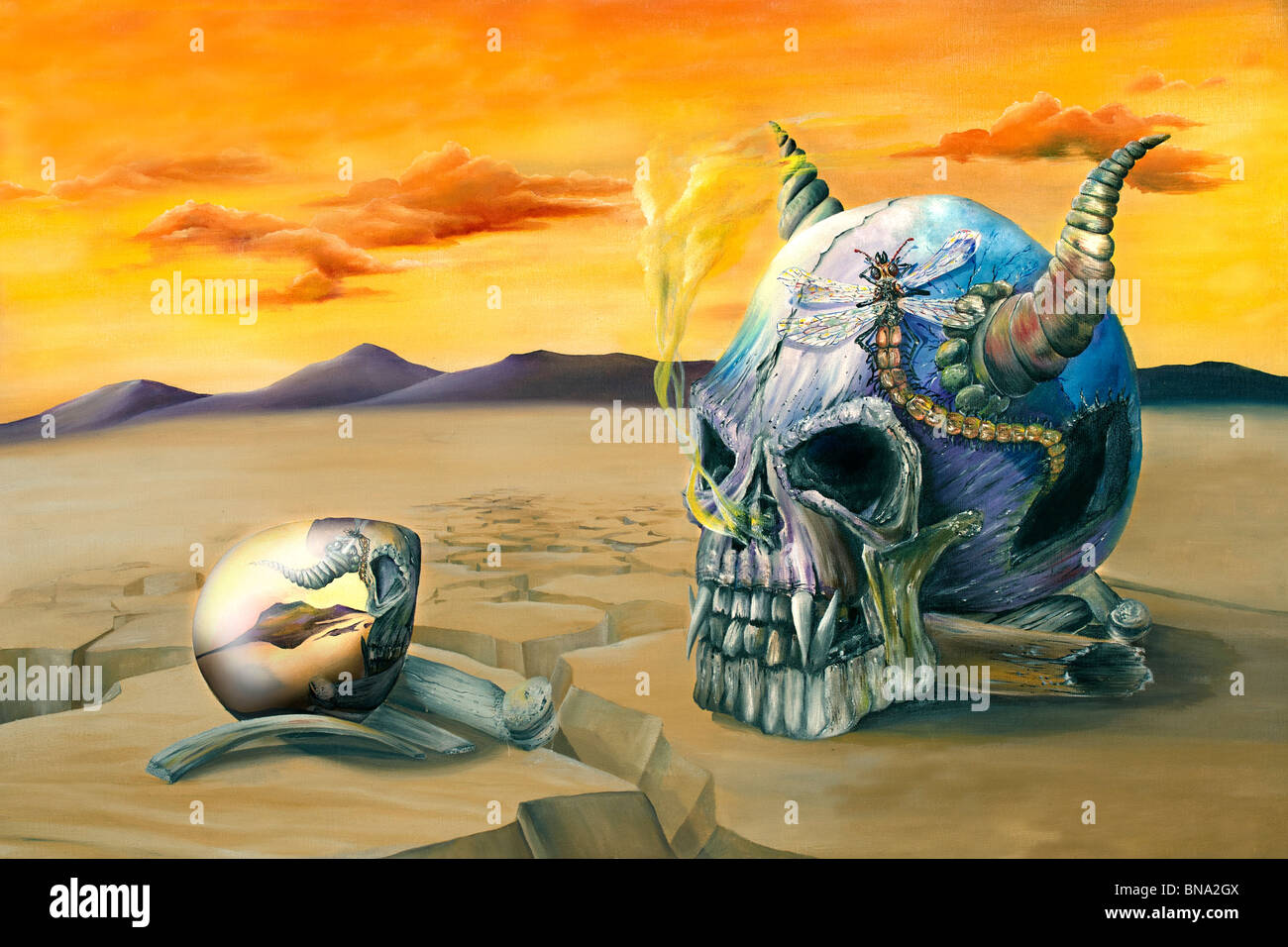 Dipinto ad Olio di un uovo che riflette un male cranio in un deserto arido Foto Stock