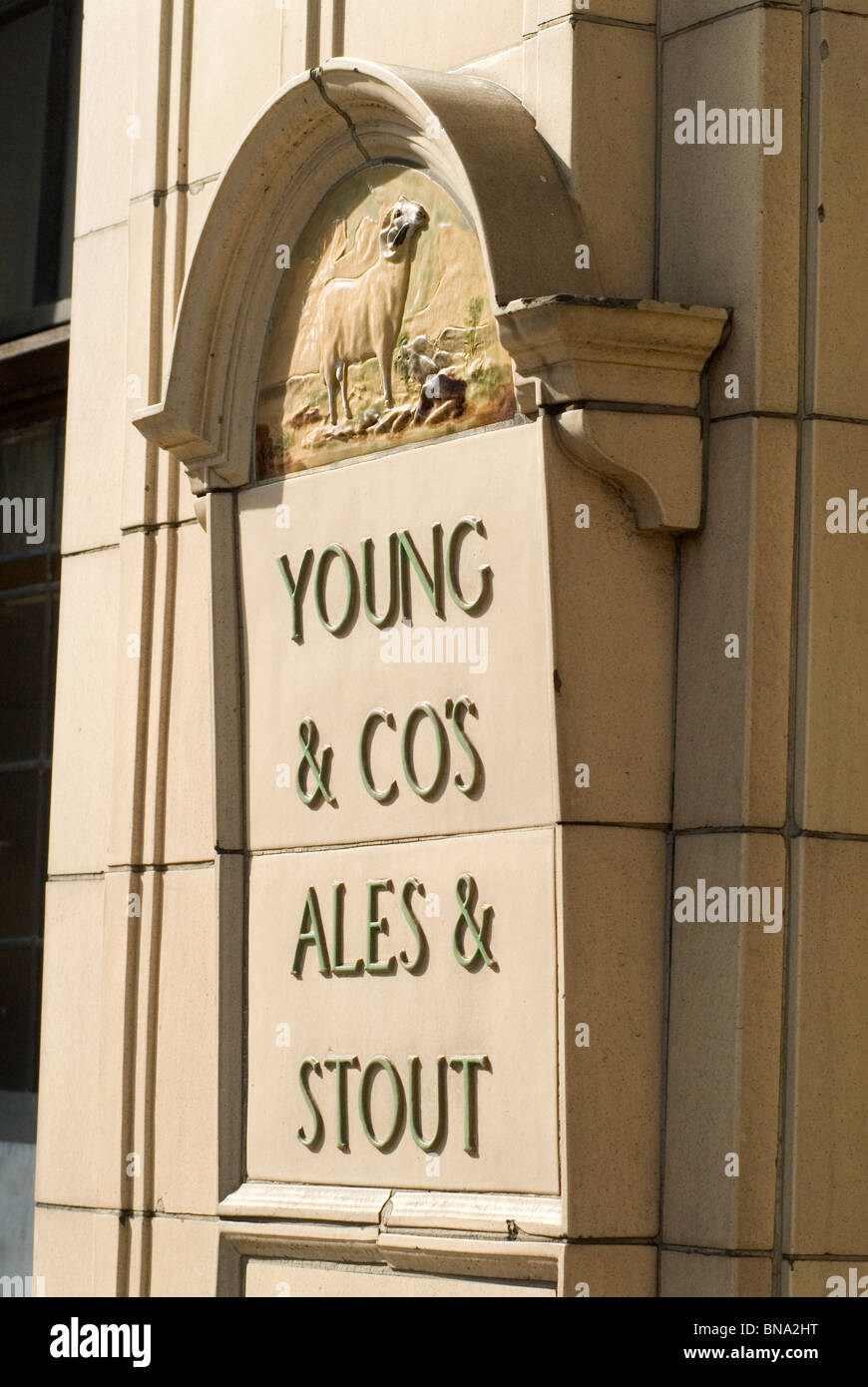 Piastrelle in ceramica della Young Brewery sulla parete esterna del Brewery Tap Public House di Wandsworth High Street. Sud-ovest di Londra Regno Unito 2010s, 2010 HOMER SYKES Foto Stock