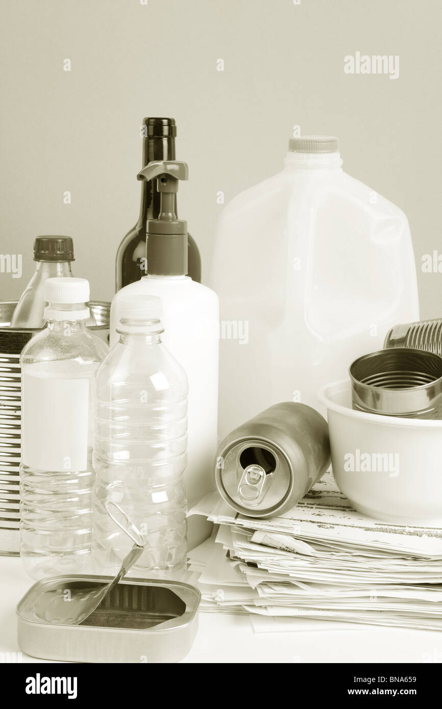 La bottiglia di plastica può, della carta e del vetro, il concetto di riciclaggio Foto Stock