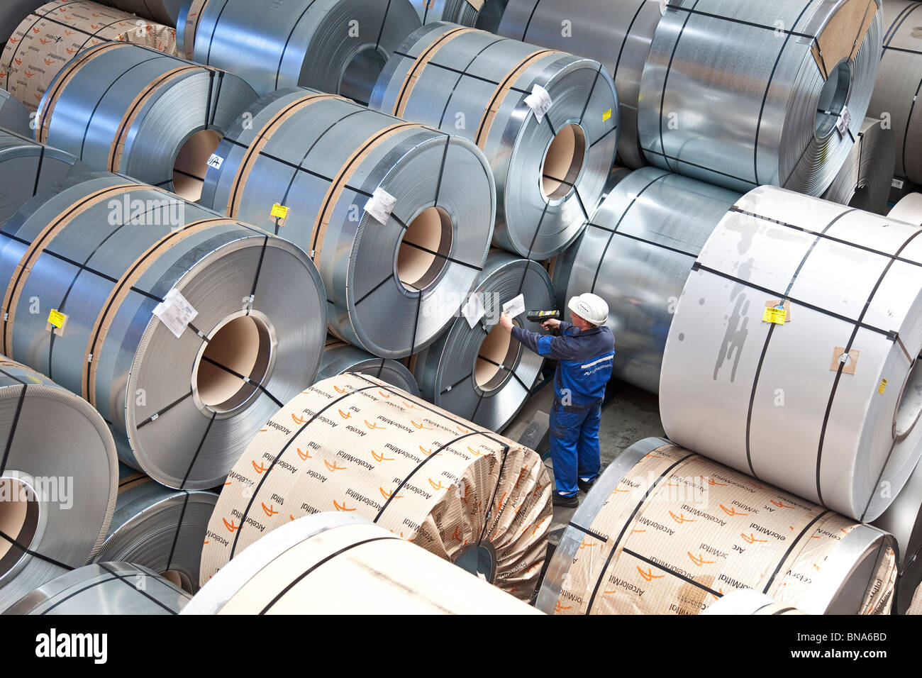 ArcelorMittal: produzione di bobine di acciaio; negozio di completa di acciaio in rotoli pronti per la spedizione Foto Stock