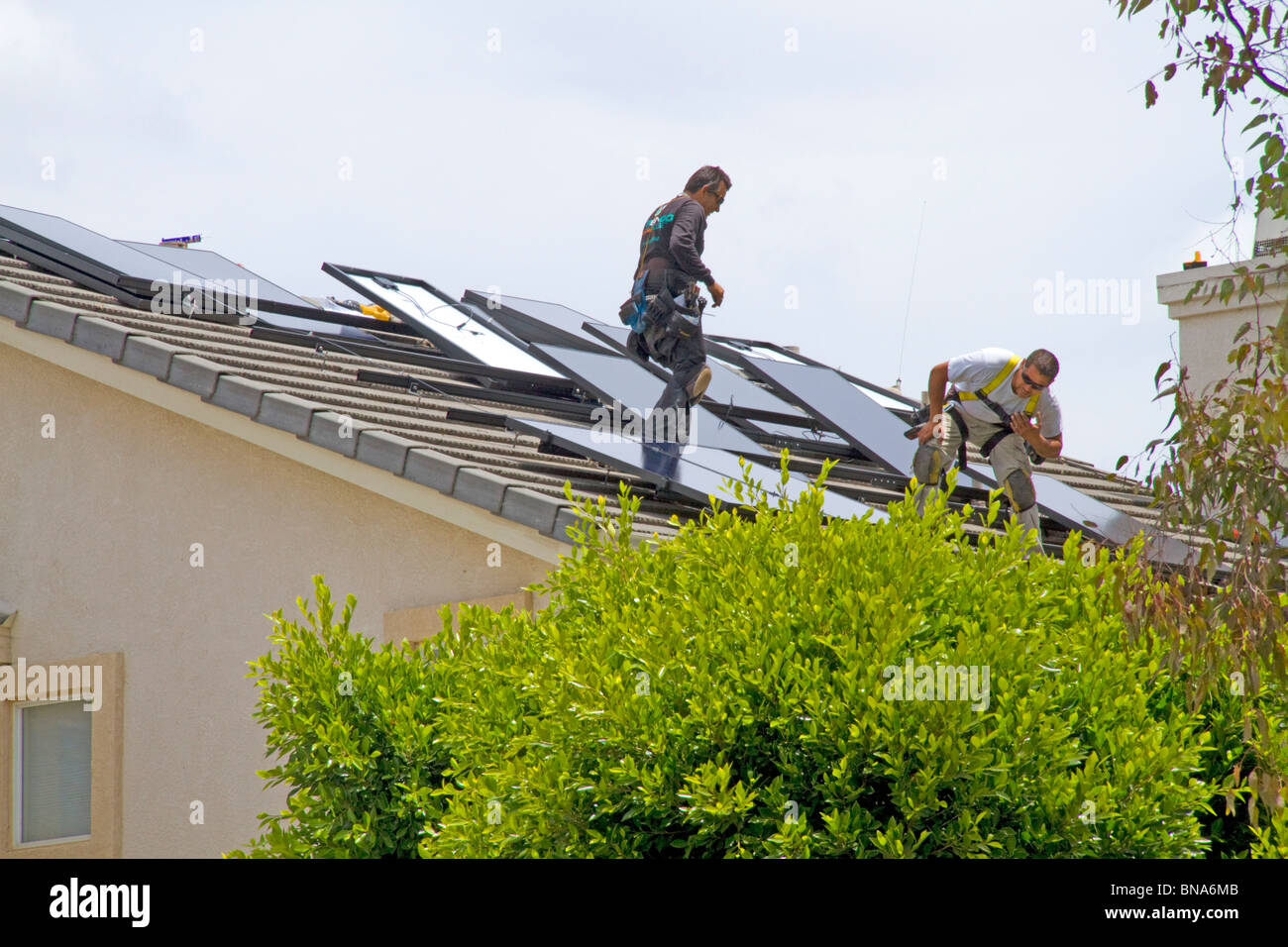 Energia solare pulita di energia verde padiglione home casa di generare elettricità risparmiare risparmiare sun installare installazione nuova Sunpower Foto Stock