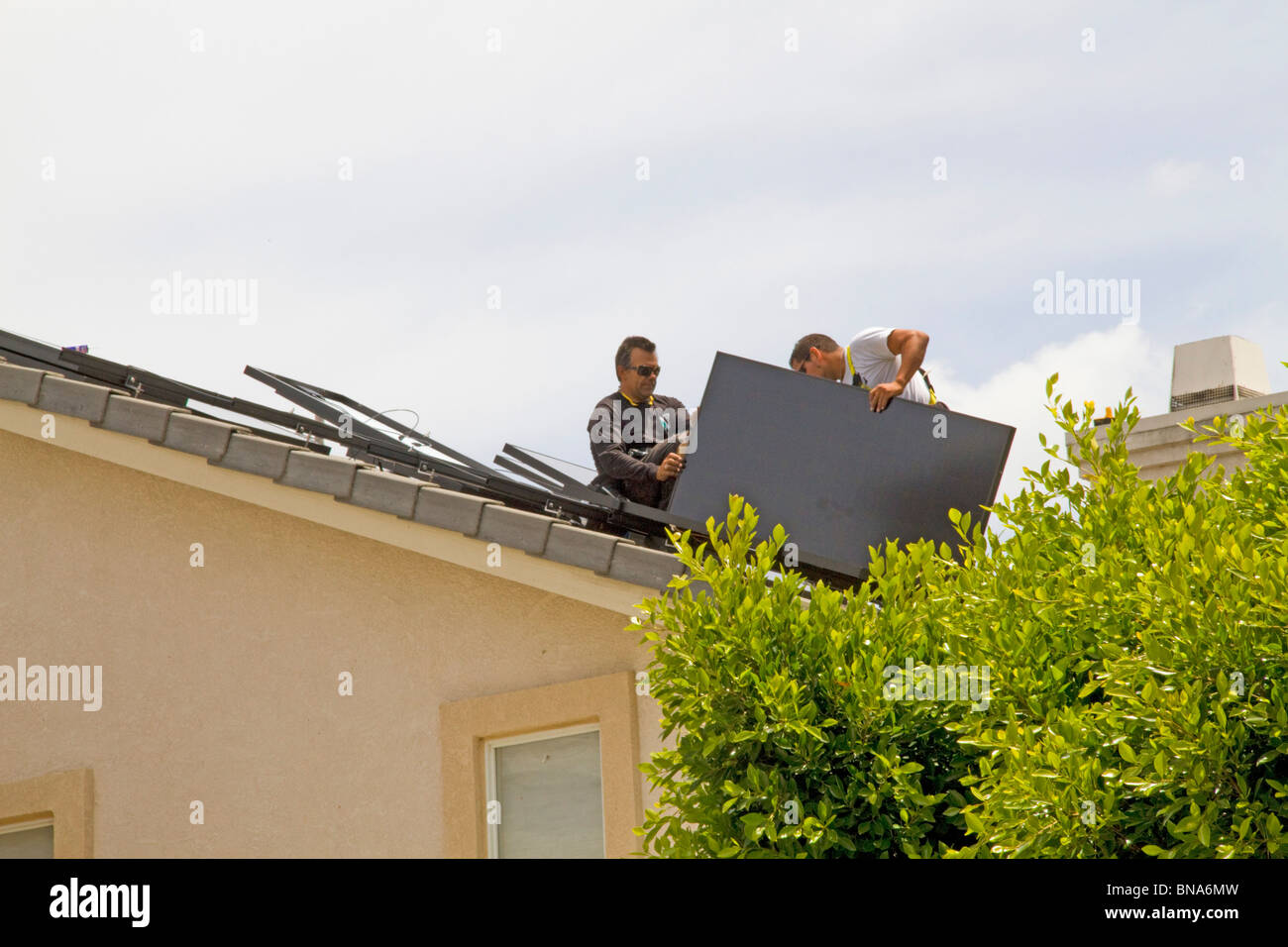 Energia solare pulita di energia verde padiglione home casa di generare elettricità risparmiare risparmiare sun installare installazione nuova Sunpower Foto Stock