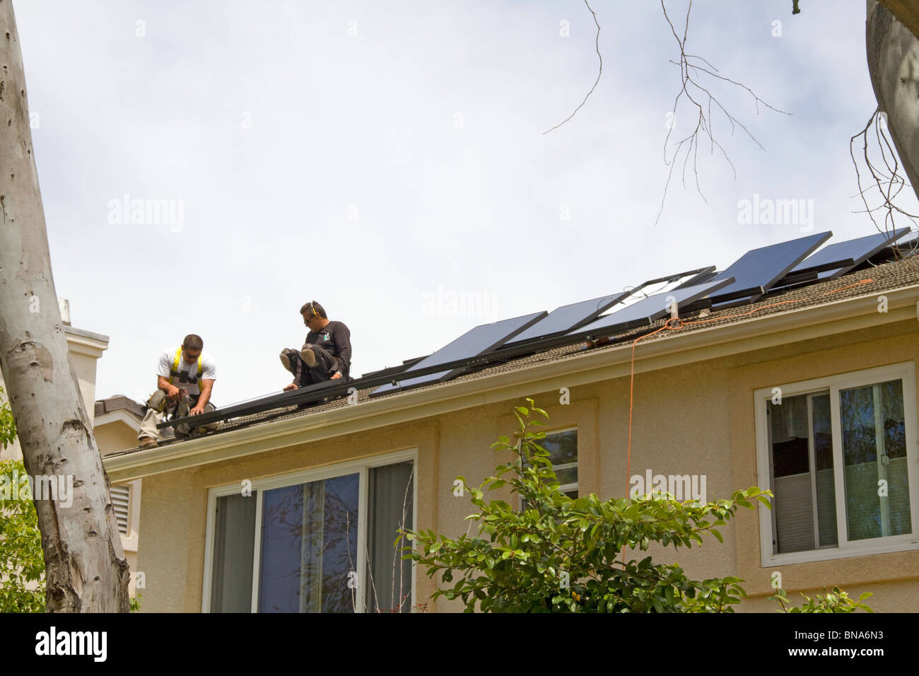 Energia solare pulita di energia verde padiglione home casa di generare elettricità risparmiare risparmiare sun installare installazione nuova Sunpower Foto Stock
