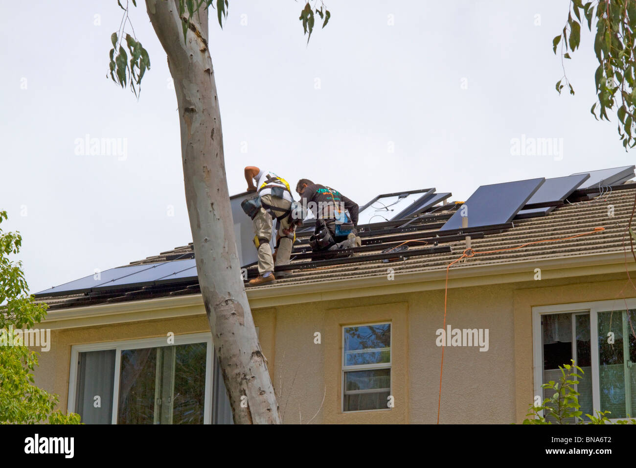 Energia solare pulita di energia verde padiglione home casa di generare elettricità risparmiare risparmiare sun installare installazione nuova Sunpower Foto Stock