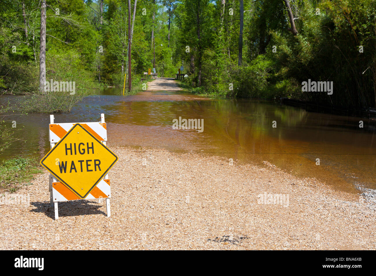 Abita le molle, LA - Mar 2009 - segno avverte di acqua alta sulle strade inondate nelle zone rurali Abita Springs, Louisiana Foto Stock