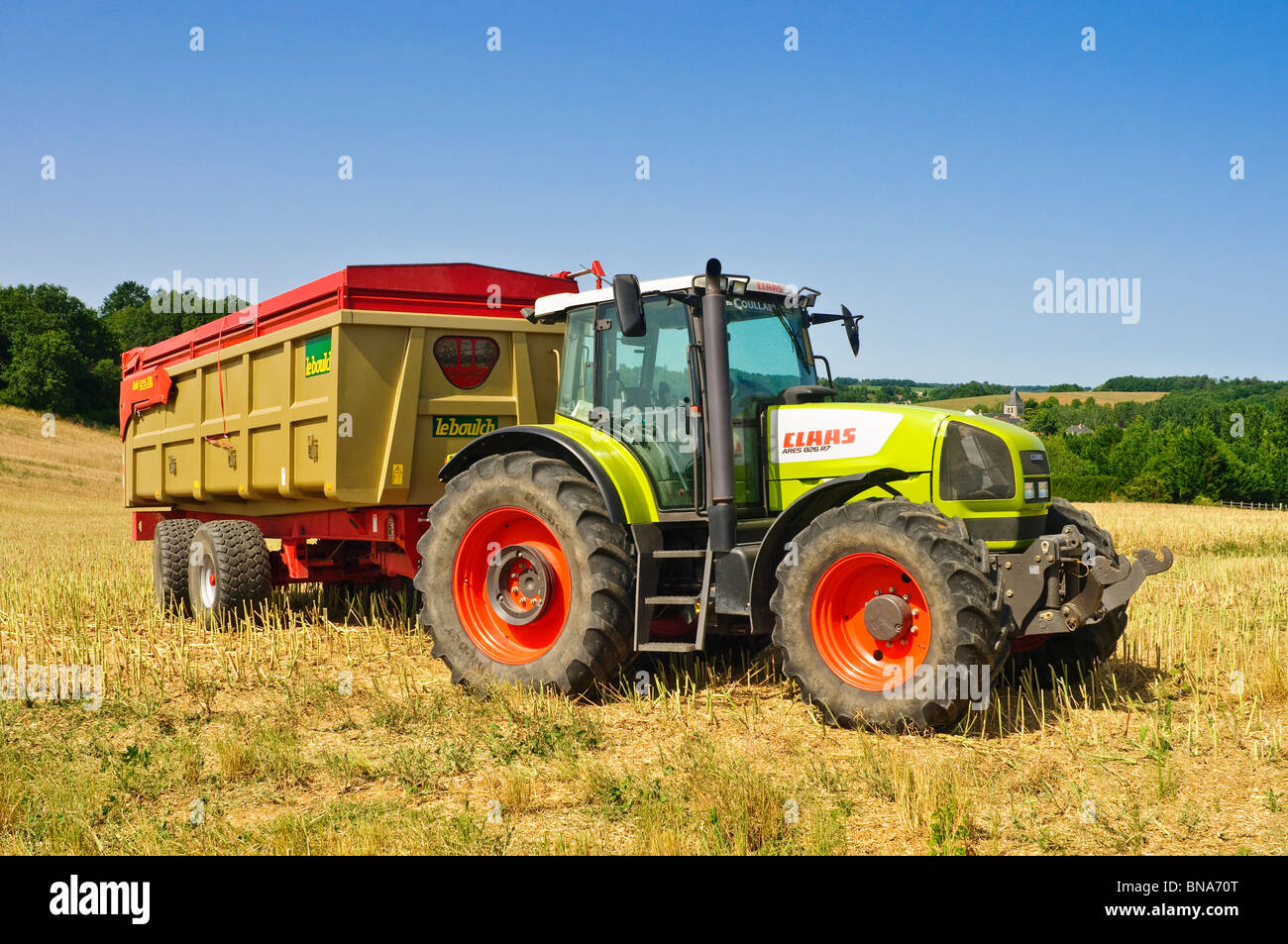 Claas Ares 826 RZ trattore e le Boulch oro K215 XXL rimorchio ribaltabile - Indre-et-Loire, Francia. Foto Stock