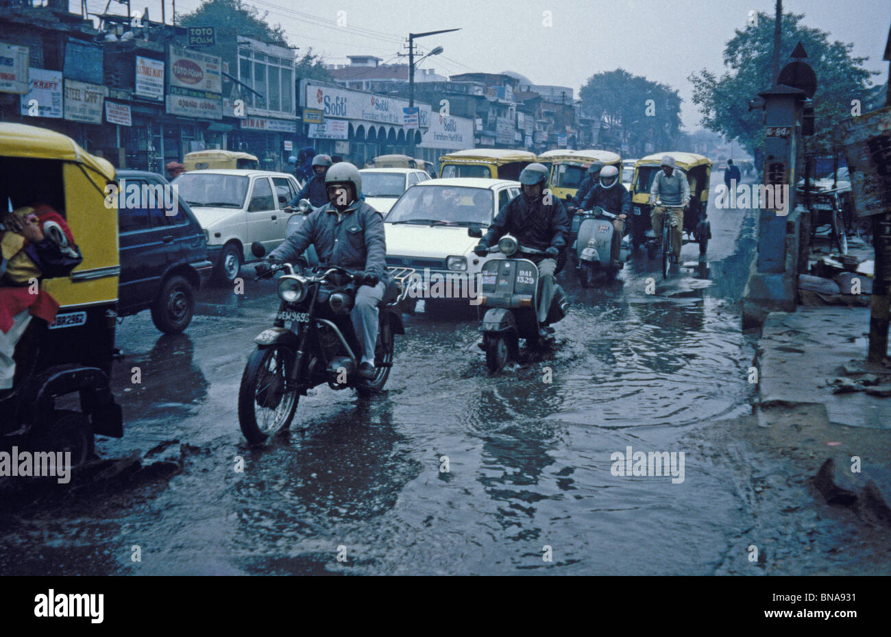 India Monsoon il pendolarismo - il pendolarismo nella stagione dei monsoni in India può essere un esperienza snervante. Foto Stock