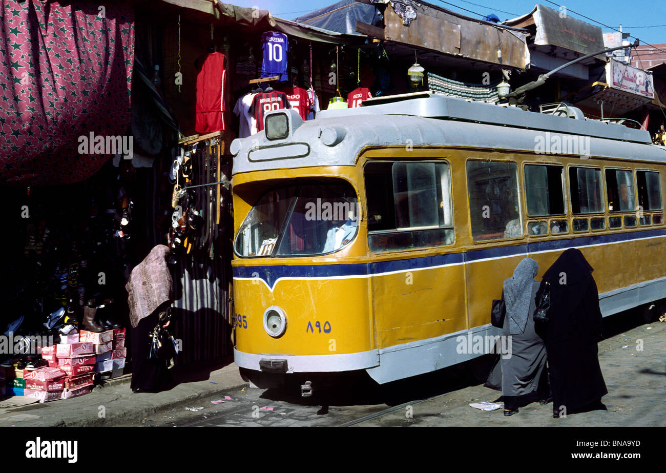 Il tram spingendo attraverso il bazaar a Midan el-Gumhorriya in egiziano di Alessandria. Foto Stock
