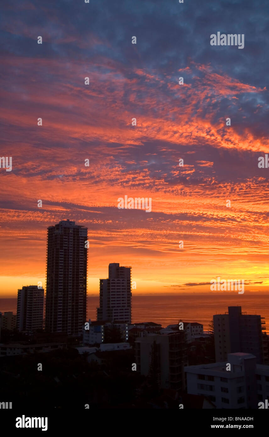 Moderna città costiera all'alba, di Surfers Paradise, Gold Coast, Queensland, Australia Foto Stock