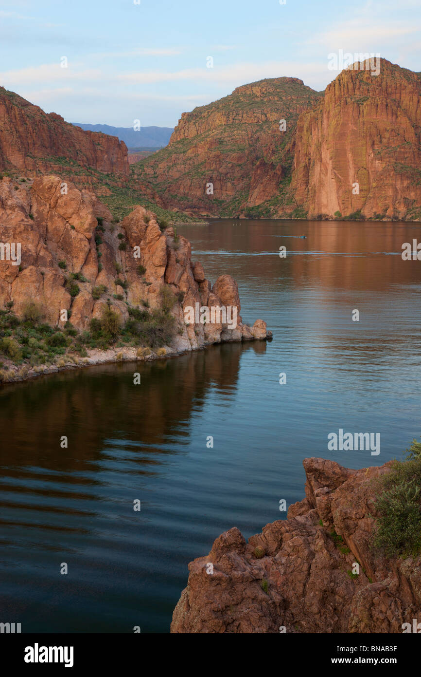 Canyon Lake e il Superstition Mountains lungo il sentiero di Apache, Tonto National Forest, a est di Phoenix, Arizona. Foto Stock