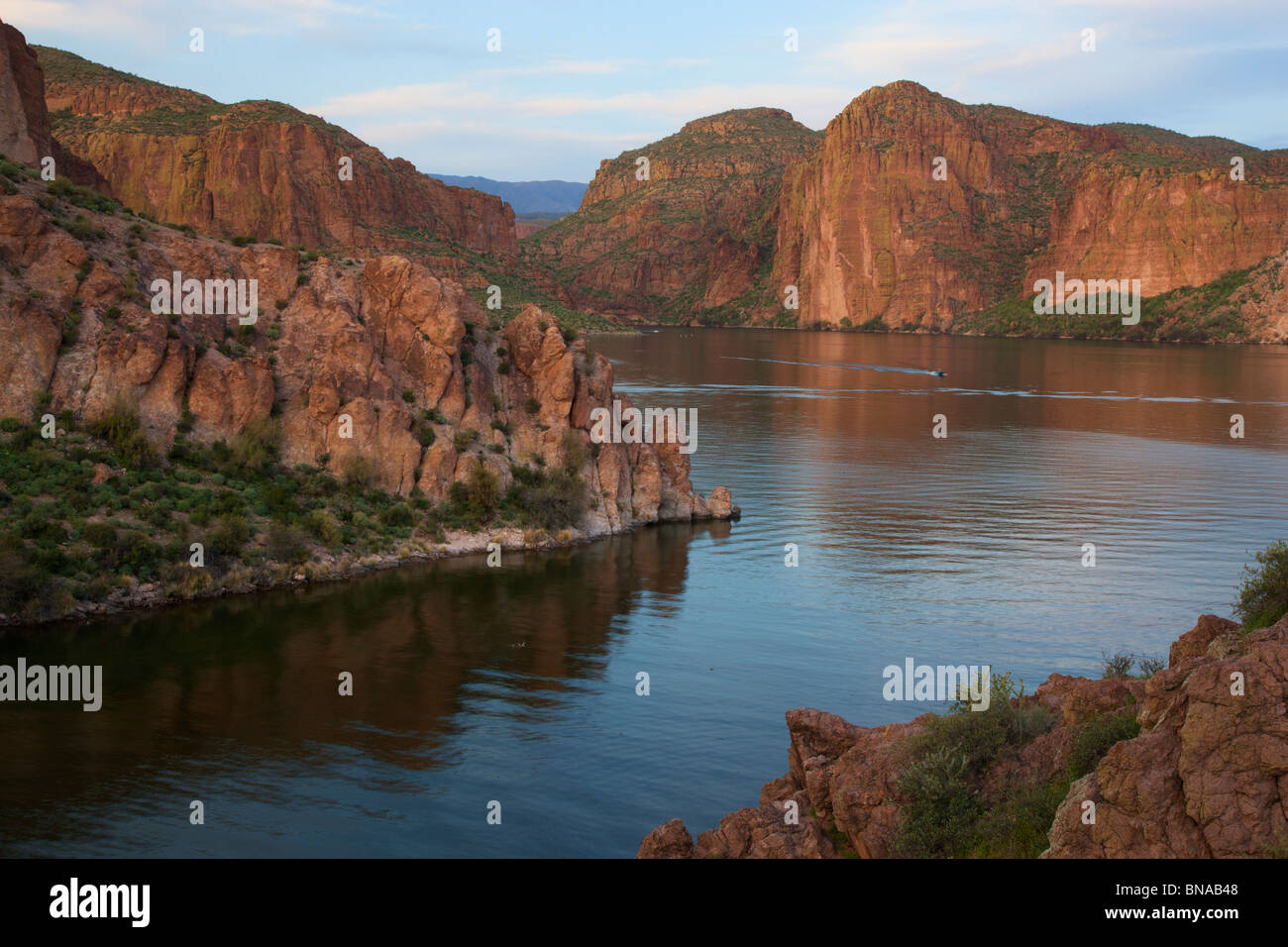 Canyon Lake e il Superstition Mountains lungo il sentiero di Apache, Tonto National Forest, a est di Phoenix, Arizona. Foto Stock