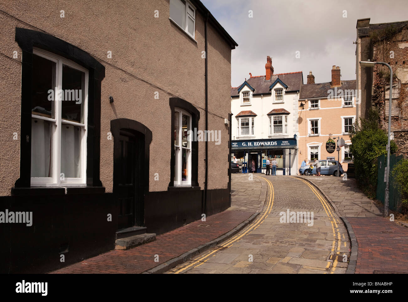 Regno Unito, Galles Gwynedd, Conway, strette Church Street uniscono alta strada Foto Stock