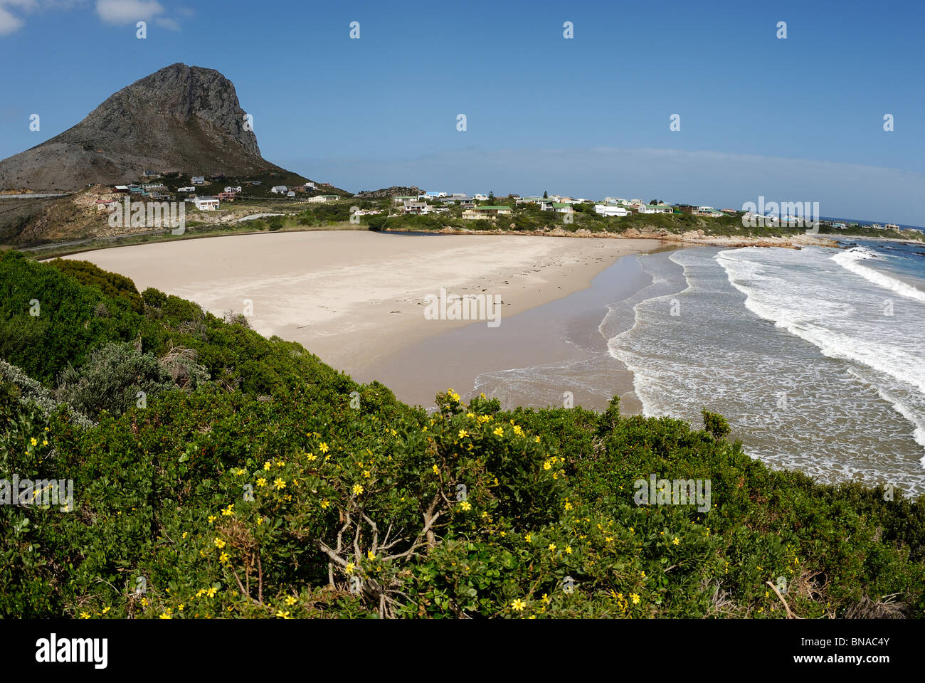 Sud Africa - Els Rooi spiaggia e del villaggio tra Gordon's Bay e Betty's Bay, Western Cape, Sud Africa Foto Stock