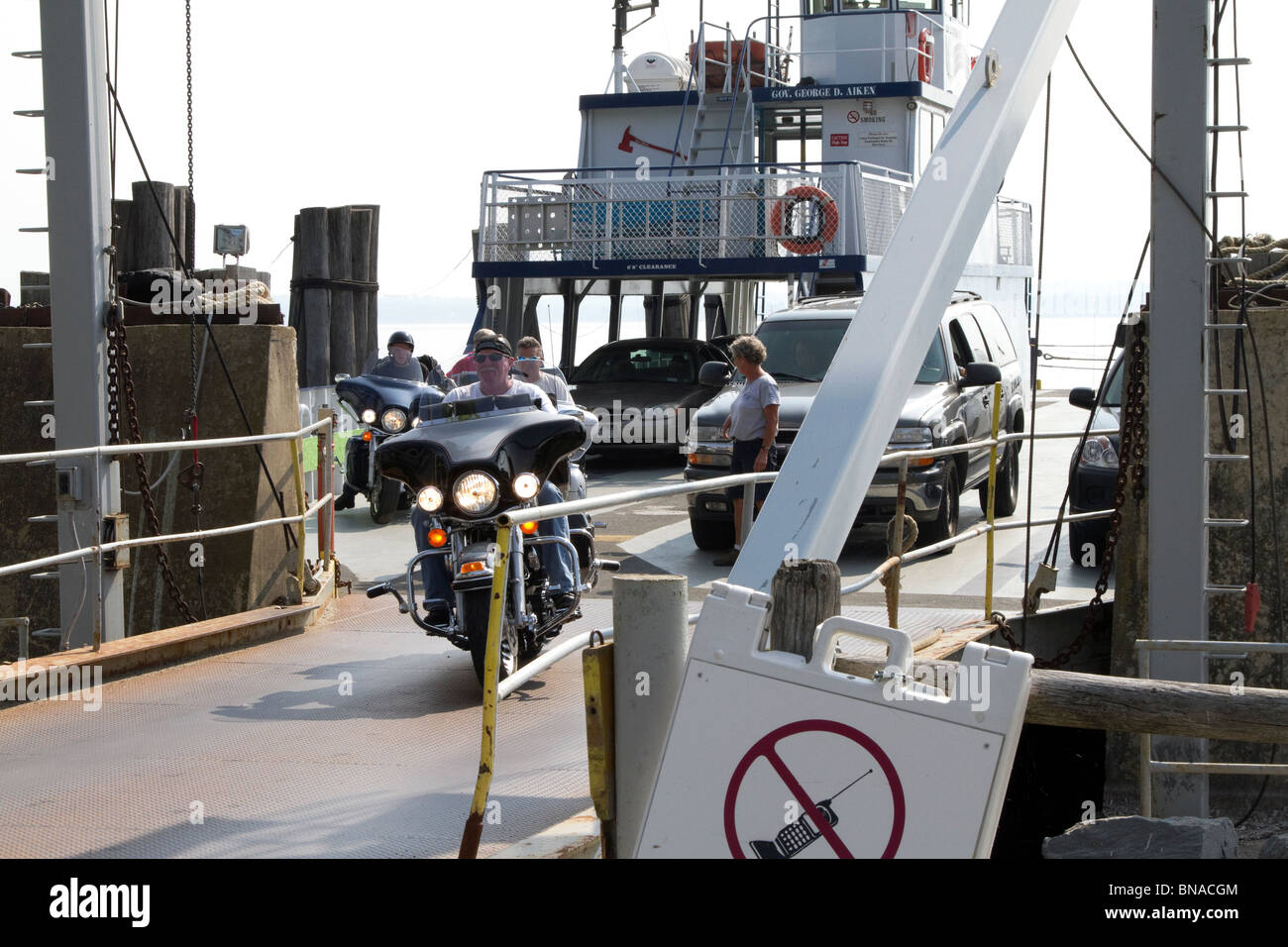 Motocicli motocicli scarico dal Aiken Lake Champlain ferry a Essex New York. Foto Stock