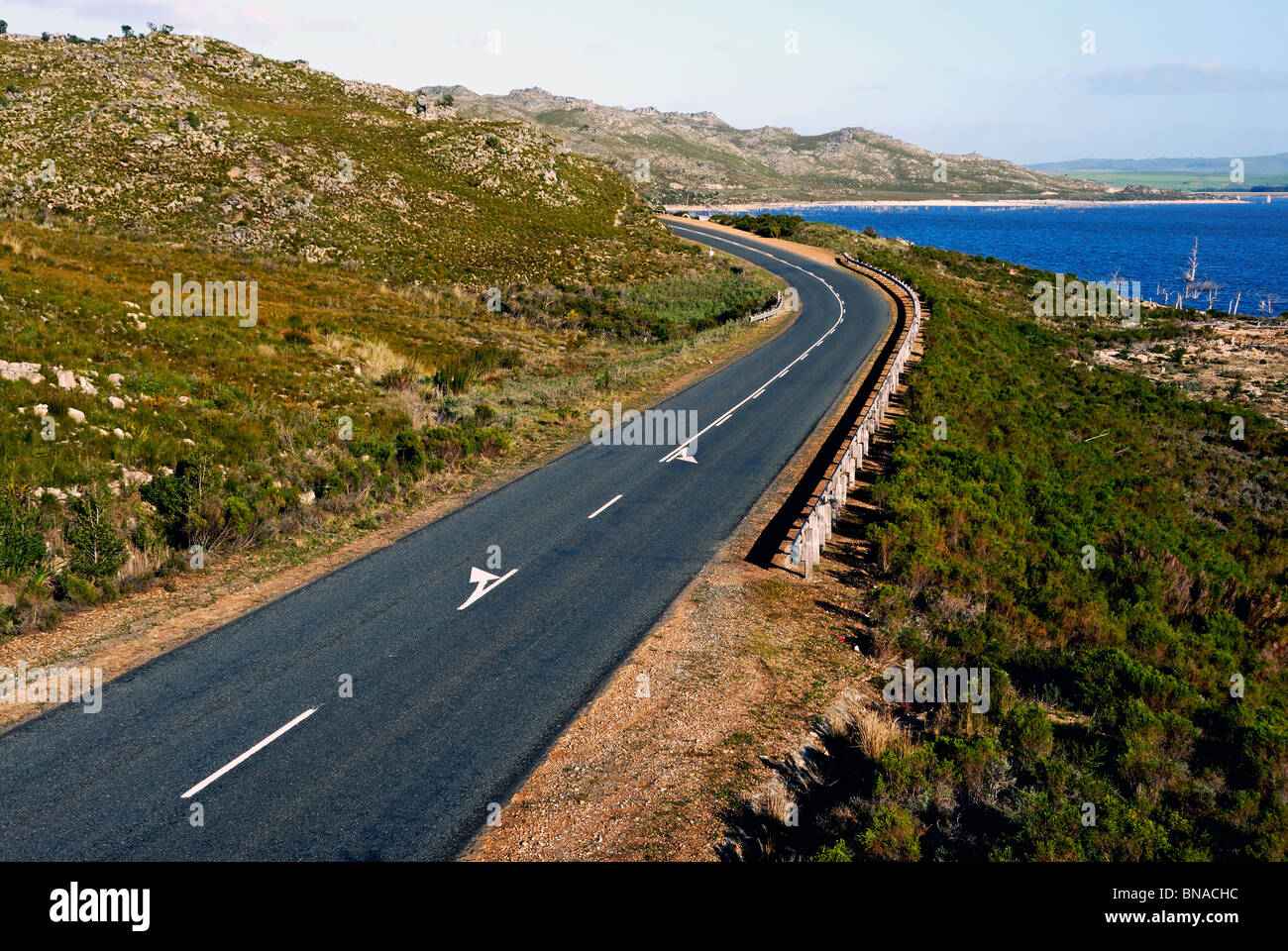 Road (R45) da un lago / serbatoio nell'Threewaters riserva naturale vicino a Franschhoek, South Western Cape, Sud Africa Foto Stock