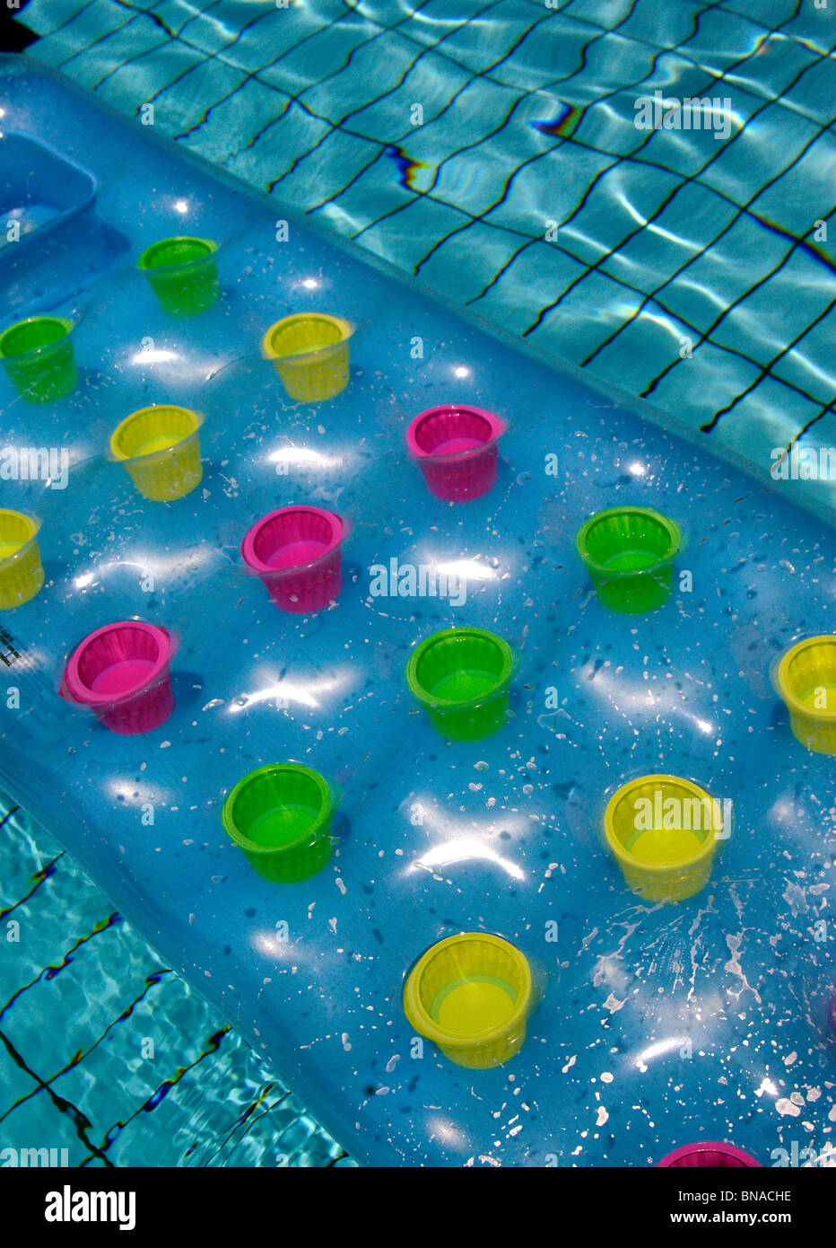 Lilo colorate galleggianti in una piscina raffiguranti estate vacanze atmosfera in una grafica astratta stile generico. Foto Stock