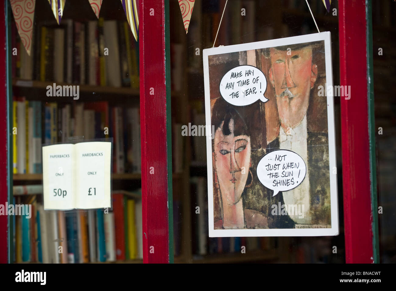 Accedi bookshop finestra per incoraggiare il turismo durante tutto l anno in booktown di Hay-on-Wye Powys Wales UK Foto Stock