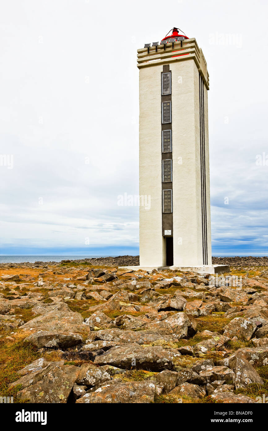 Faro Hraunhafnartangi, uno il luogo più settentrionale del continente di Islanda, a soli tre chilometri al di sotto del circolo polare Foto Stock